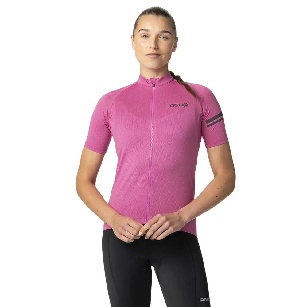 Wielertrui met korte mouw op een racefiets.